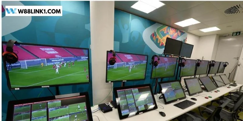 Var là công nghệ xem lại diễn biến chính xác của trận đấu.
